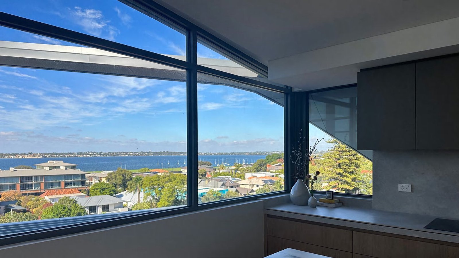 Coastal residence glazing facing the sea