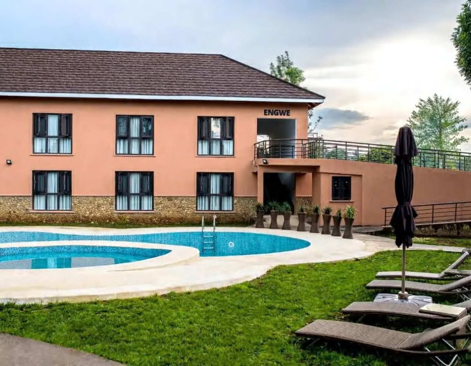 A terracotta holiday villa in Arusha with a swimming pool, sun terrace and floor-to-ceiling guest glazing