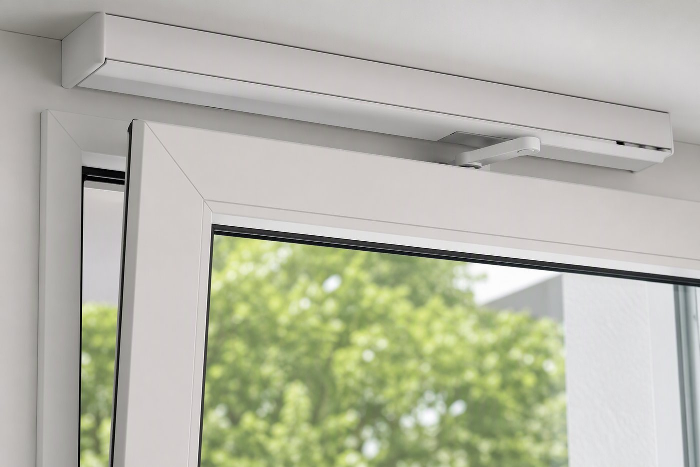 Motorized tilt-turn sash with the integrated servo drive at the top hinge