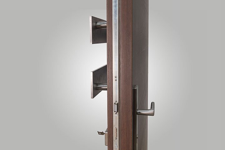 Multi-point locking bolt points on a door leaf edge