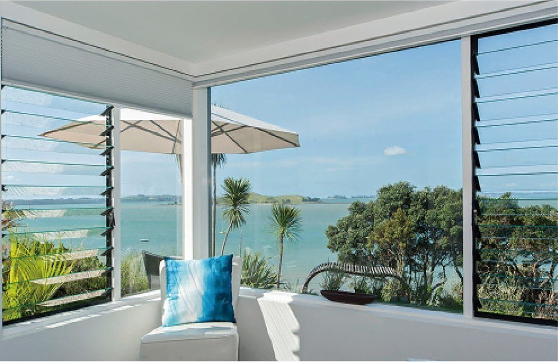 Lift & slide door opening a terrace to the water