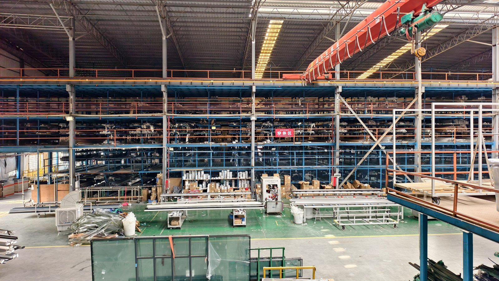 The production hall at the Foshan plant, crane run and profile racking under one roof
