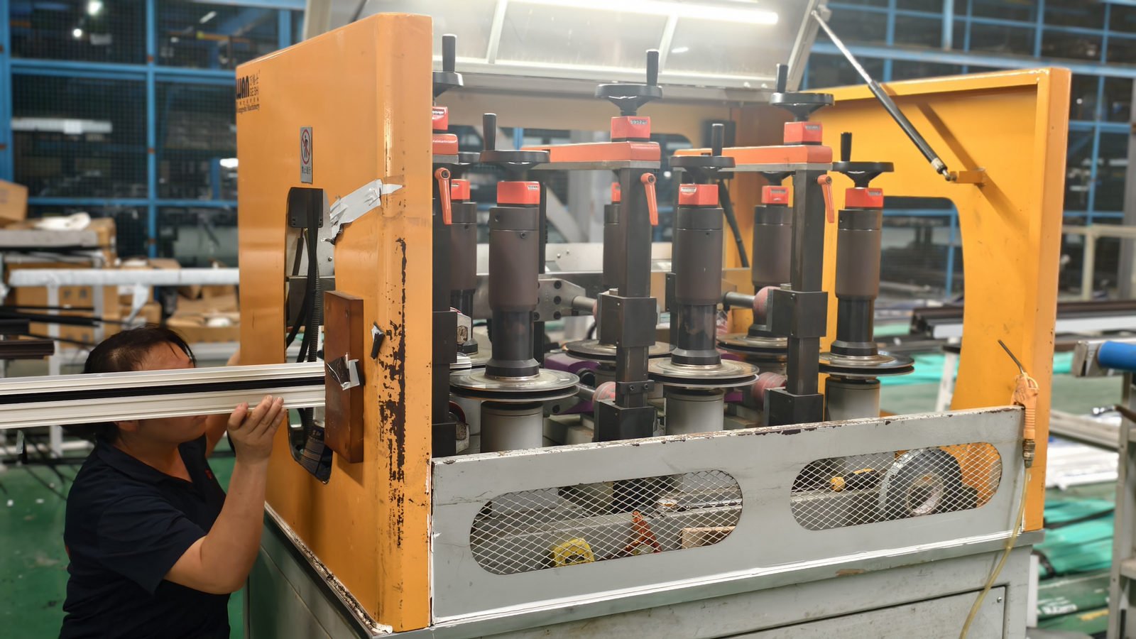 Corner crimping machine clamping an aluminium frame corner