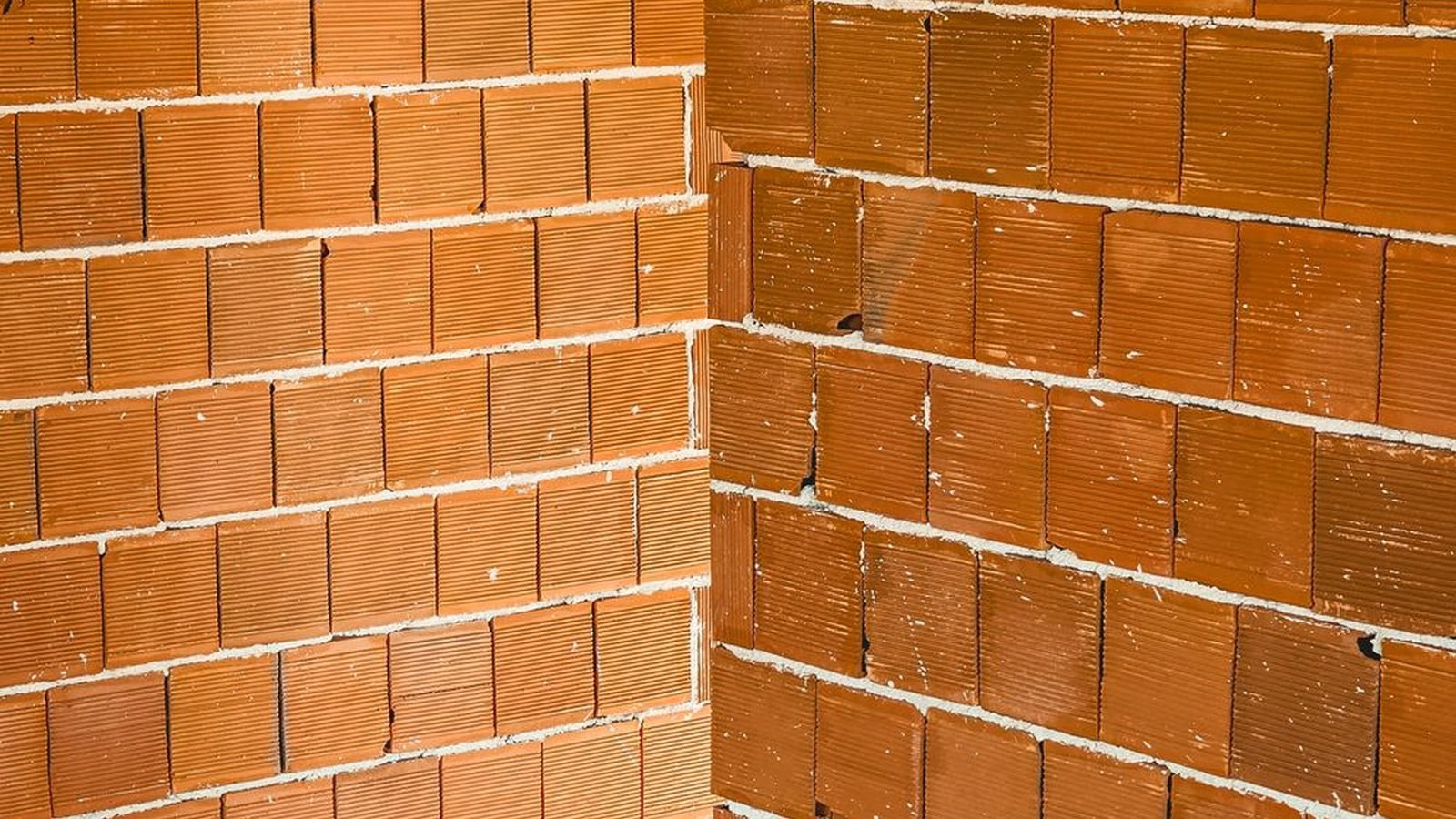 Brick masonry return forming the corner of a structural opening