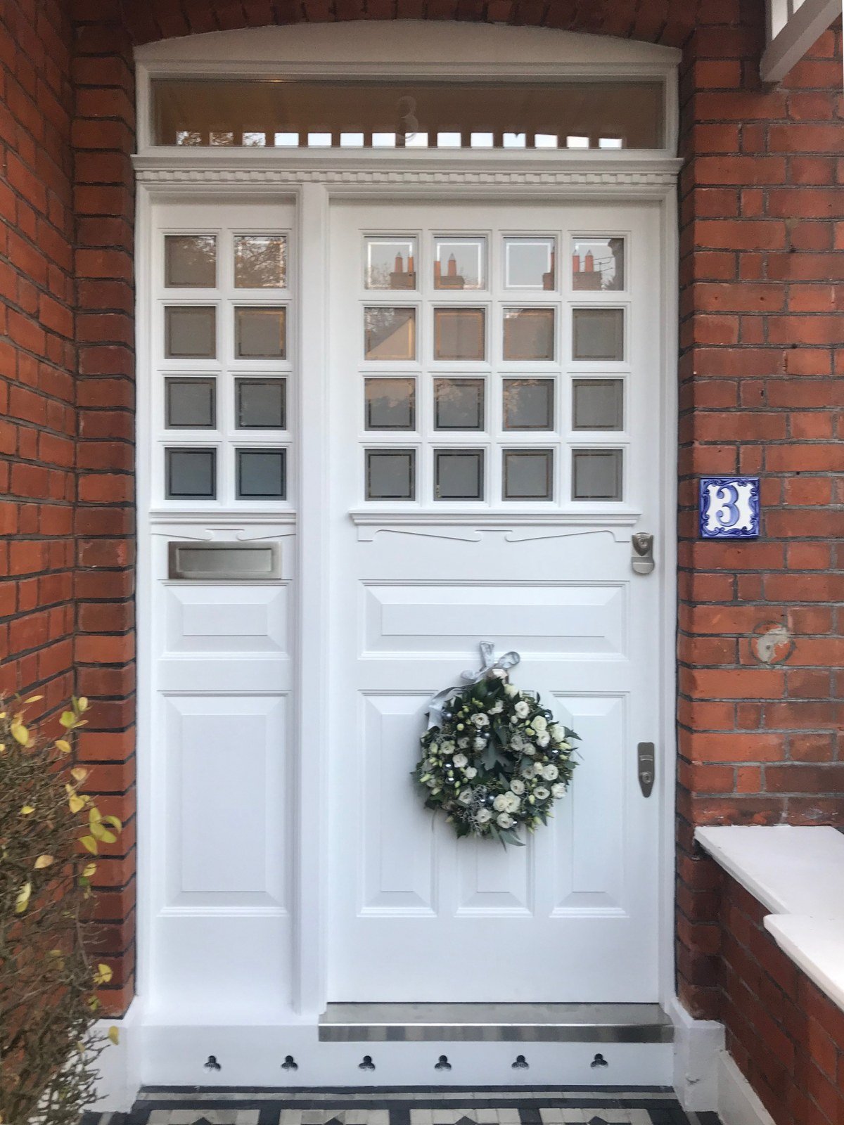 Glazed door unit with the full-height gasket line